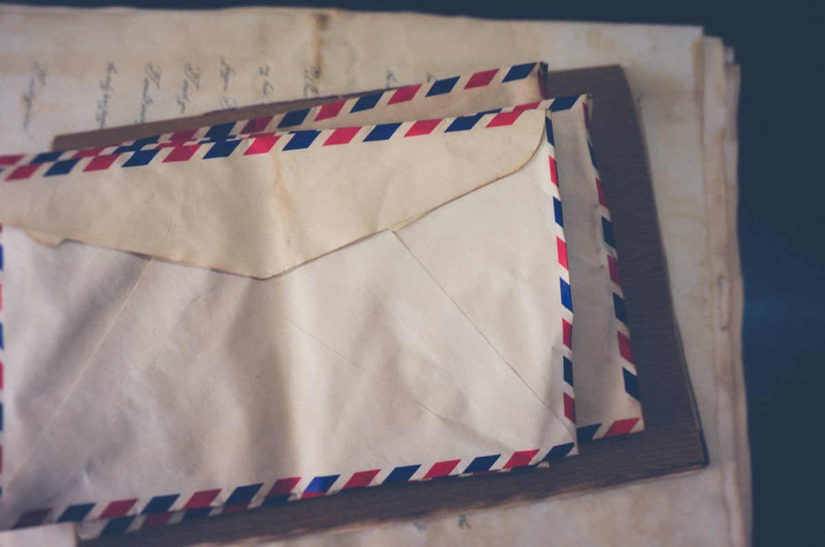 foto de envelopes de cartas do correio, para simbolizar o GMail como ilustração